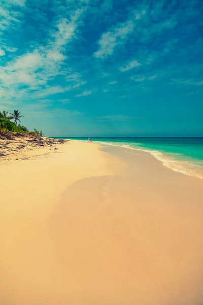 Білий Піщаний Пляж Багамському Тропічному Курорті Зрілою Парою Насолоджується Безтурботним — стокове фото