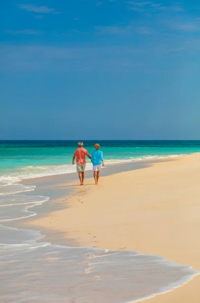 天堂岛海岸线上的热带海浪带着爱情的老夫妇一起散步享受着无忧无虑的户外生活巴哈马 — 图库照片
