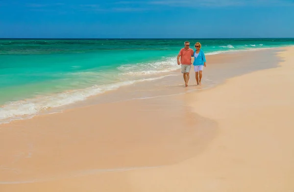 Romantik Tropikal Ada Tatilinde Turkuaz Okyanusta Çıplak Ayakla Yürüyen Günlük — Stok fotoğraf