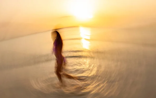 Νεαρή Ασιάτισσα Που Διασκεδάζει Στον Ωκεανό Την Ανατολή Απολαμβάνοντας Τροπικές — Φωτογραφία Αρχείου