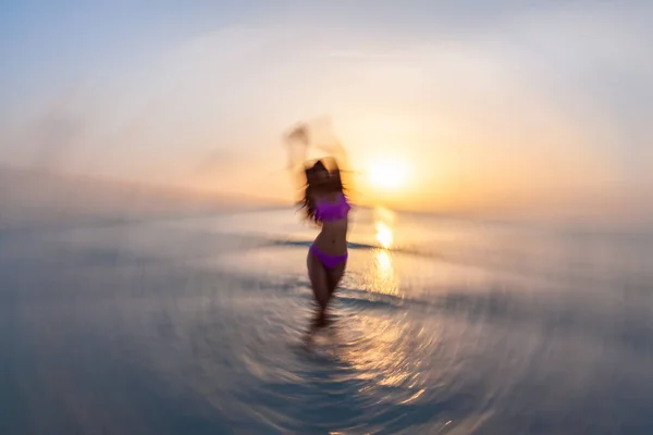 Молодая Азиатка Купальниках Наслаждается Беззаботным Отдыхом Острове Восходе Солнца Танцуя — стоковое фото