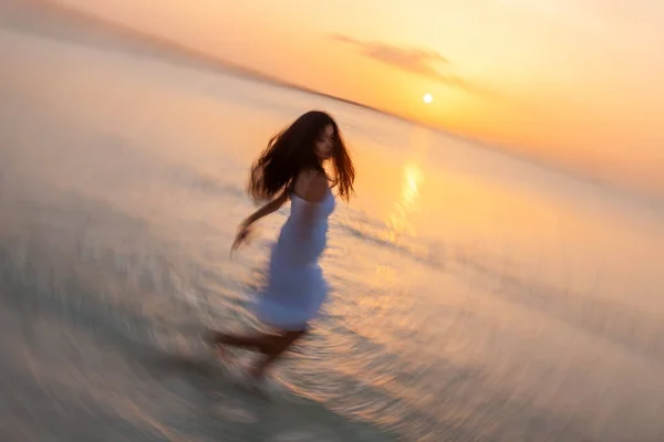 Рух Розмив Азіатську Дівчину Білому Вбранні Танцюючи Океані Тропічних Островах — стокове фото