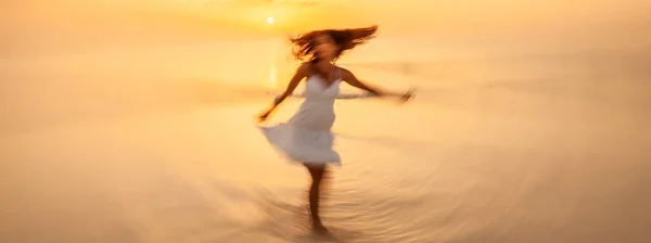 Панорама Руху Розмита Безтурботна Азіатка Білому Одязі Танцює Тропічному Океані — стокове фото