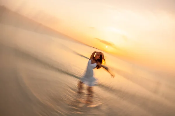 Рух Розмив Молоду Азіатську Дівчину Білій Сукні Світанку Насолоджуючись Океанською — стокове фото