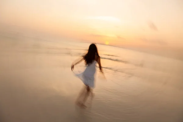 Весела Азіатка Білому Одязі Танцює Узбережжі Тропічного Острова Океанським Заходом — стокове фото