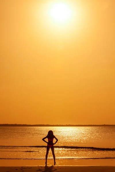 Trooppinen Valtameri Auringonlasku Oranssi Taivas Siluetti Afro American Tyttö Uimapuvut — kuvapankkivalokuva