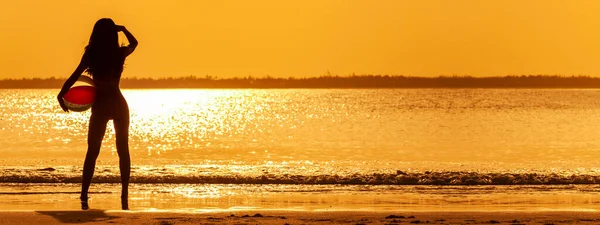 Panorama Asiatisk Pige Stående Kystlinjen Holder Strandbold Ser Tropisk Solnedgang - Stock-foto
