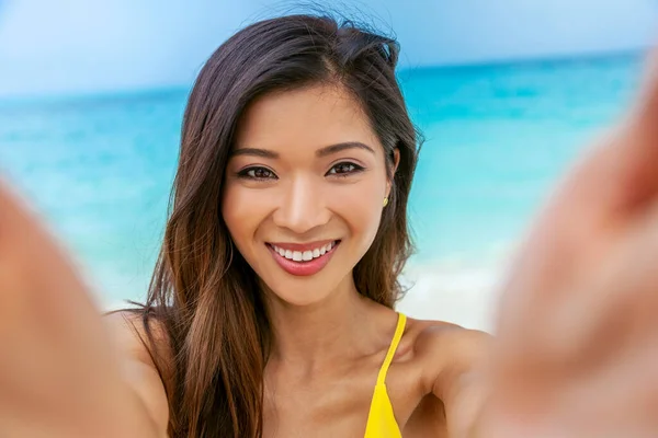Hymyilevä Nuori Aasialainen Nainen Ottaa Selfie Lomalla Trooppinen Valtameri Nauttia — kuvapankkivalokuva