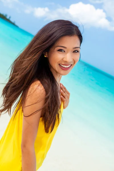Muotokuva Onnellinen Nuori Aasialainen Nainen Keltaisissa Vaatteissa Nauttien Ylellisestä Rantalomasta — kuvapankkivalokuva