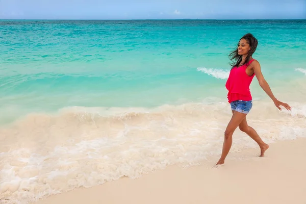Atractiva Chica Afroamericana Ropa Casual Divirtiéndose Costa Por Océano Tropical —  Fotos de Stock