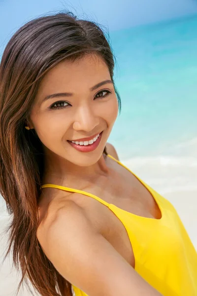 Houkutteleva Hymyilevä Aasialainen Tyttö Keltaisissa Vaatteissa Ottaen Selfie Valtameren Nauttien — kuvapankkivalokuva
