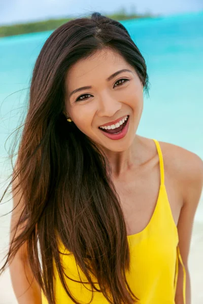 Muotokuva Onnellinen Aasialainen Tyttö Keltaisissa Vaatteissa Trooppinen Valtameri Nauttia Hauskaa — kuvapankkivalokuva