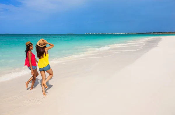 Junge Multiethnische Mädchen Mit Panama Hüten Hüpfen Gemeinsam Auf Sand — Stockfoto