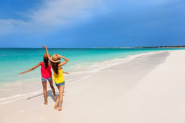 Летние Развлечения Многонациональных Друзей Панамских Шляпах Тропических Островах Танцующих Багамских — стоковое фото