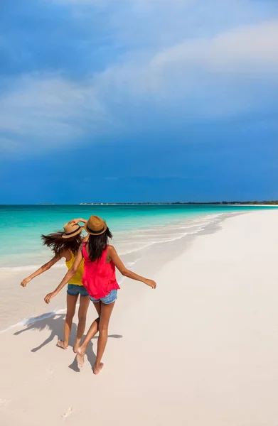 在热带岛屿度假胜地巴哈马 戴着巴拿马帽的年轻多族裔朋友在海滩上跑步和玩乐 — 图库照片