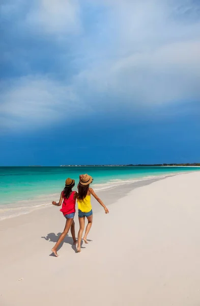 Chicas Multiétnicas Usando Sombreros Panamá Disfrutando Idílicas Vacaciones Isla Caribeña —  Fotos de Stock