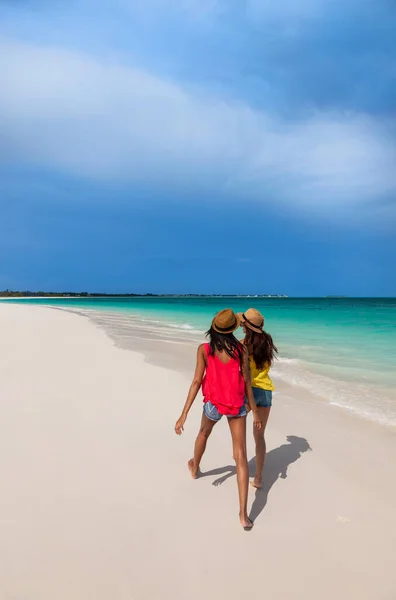 在巴哈马热带海洋度假时 戴着巴拿马帽的年轻多族裔女孩在户外享受健康的生活方式 — 图库照片