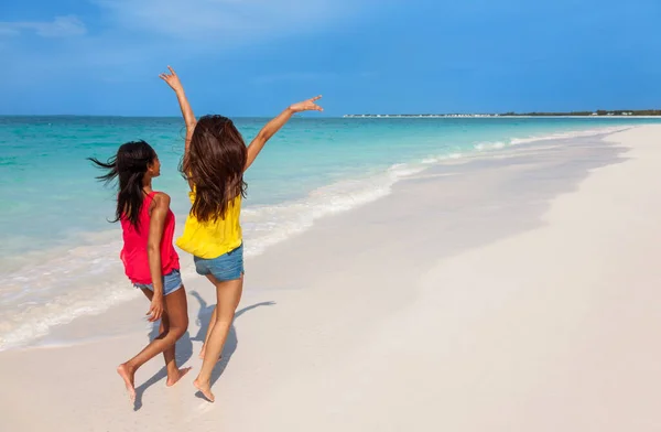Vista Tropical Isla Con Chicas Multiétnicas Ropa Casual Divirtiéndose Juntas —  Fotos de Stock