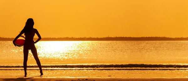 Panorama Tropisk Solnedgang Flimrende Hav Med Asiatisk Pige Silhuet Stående - Stock-foto