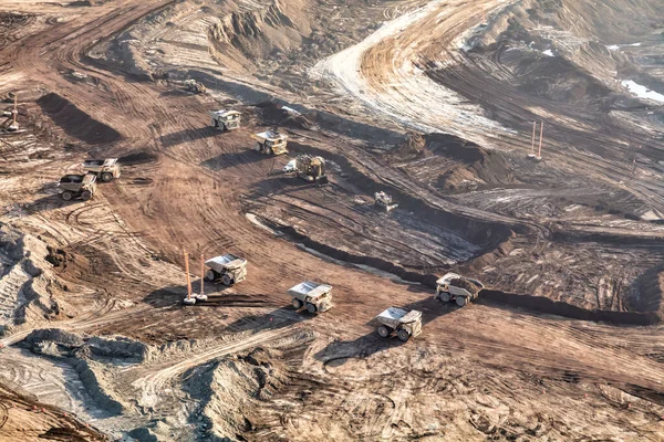 Luchtfoto Van Reusachtige Vuilniswagens Die Nieuw Gewonnen Oliezand Verzamelen Van Stockfoto