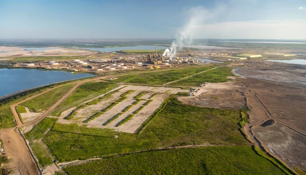 มมองทางอากาศของแคนาดาของโรงกล โตรเคม ขนาดใหญ ตามแม Athabasca ใกล การท าเหม องแร Oilsands รูปภาพสต็อกที่ปลอดค่าลิขสิทธิ์