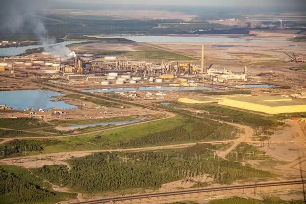 加拿大艾伯塔省麦克默尔堡采石区附近的石油化工厂是采矿旅游的副产品 图库照片