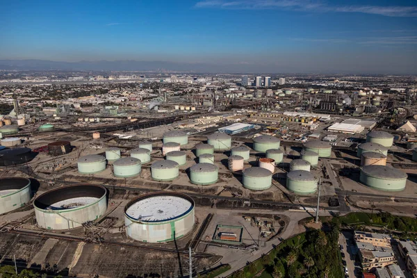 美国加州El Segundo旅游公司生产全球工业产品的工业炼油厂的储油罐的空中视图 图库图片