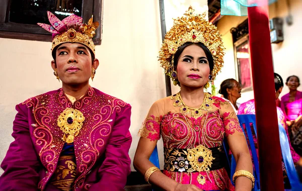 인도네시아에서는 스타일의 신부가 인도네시아 아시아 의상을 마을에서 결혼식을 올립니다 — 스톡 사진