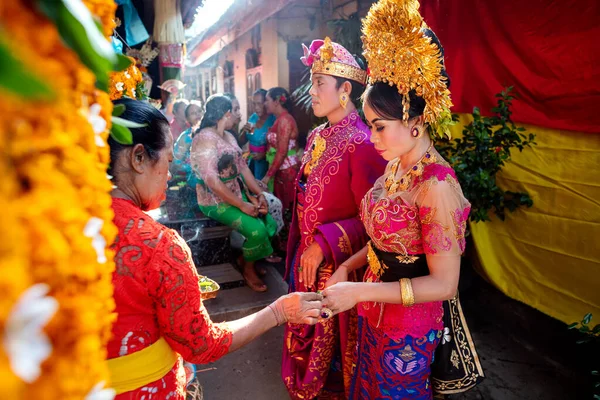 Indonesische Kultur Balinesische Hochzeitszeremonie Braut Und Bräutigam Werden Von Religiösen — Stockfoto