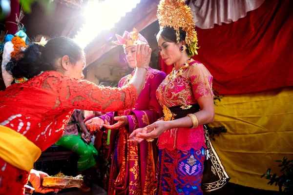 印度尼西亚巴厘婚礼新娘和新郎由身穿传统服饰的宗教牧师主持婚礼印度尼西亚东南亚 — 图库照片