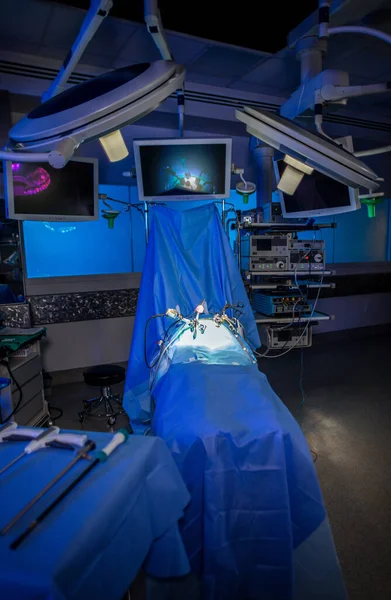 Szpitalna Sala Operacyjna Sprzętem Oddziału Intensywnej Terapii Kamerą Wideo Wspomagającą — Zdjęcie stockowe