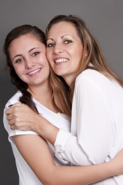 güzel sevgi dolu bir anne ve kızı
