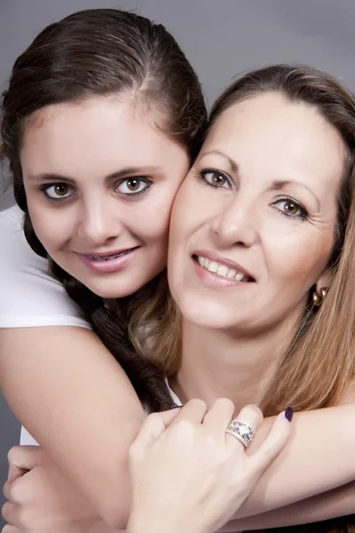 Jonge liefhebbende dochter is haar moeder knuffelen — Stockfoto