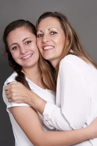 Hermosa madre amorosa e hija — Foto de Stock