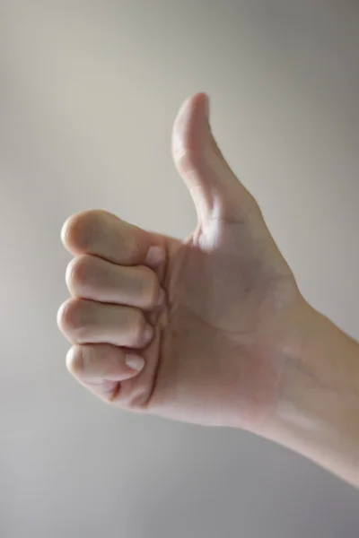 Hånd gestus tommelfingre op - Stock-foto