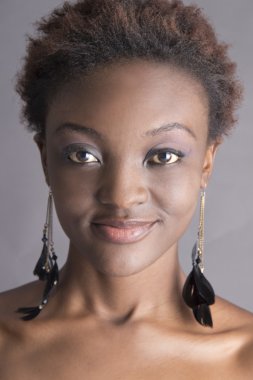güzel genç Afro-Amerikan kadın headshot