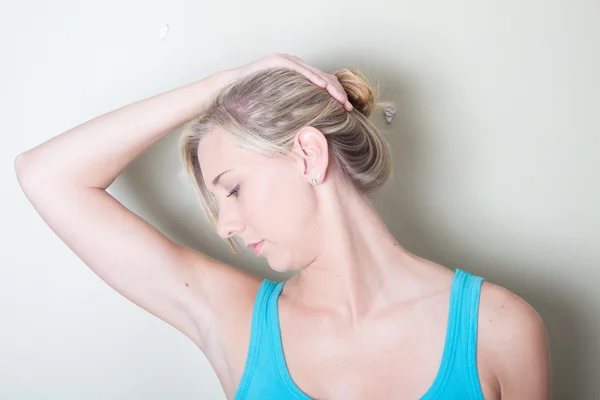 Jonge vrouwelijke gebruiken handen nek oefeningen — Stockfoto