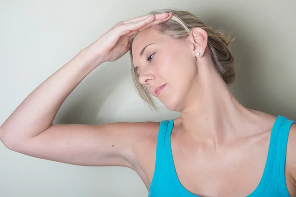 Пациентка делает упражнения на здоровую голову под давлением — стоковое фото