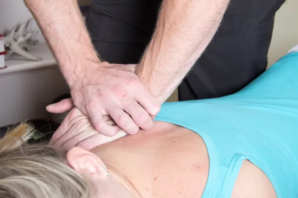 Chiropractor treating patient shoulder pressure — Stock Photo, Image