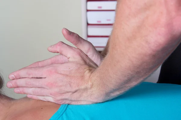 Chiropracteur occupé à traiter les patients retour — Photo