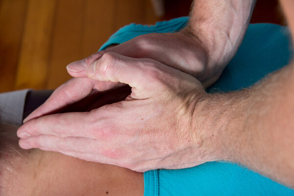 Хиропрактик демонстрирует давление на спине и спине
