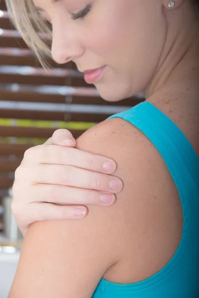 Patientin hält ihre schmerzhafte Schulter — Stockfoto