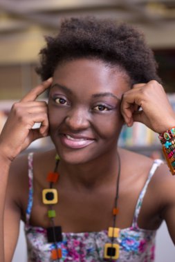 genç kız öğrenci çalışınca