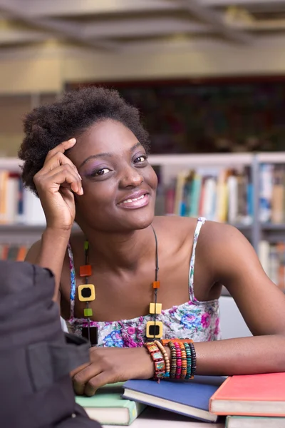 Studente afroamericano in biblioteca che studia — Foto Stock