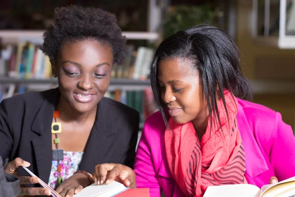 Estudiantes afroamericanos ayudando con la asignación —  Fotos de Stock