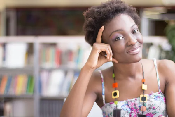 Studente afroamericano che studia in biblioteca — Foto Stock