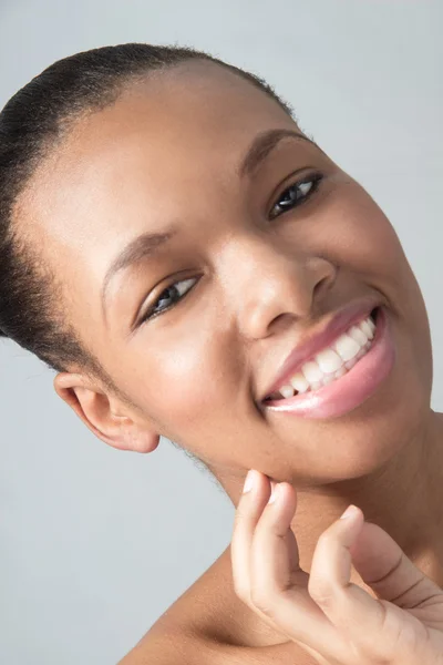 Jonge natuurlijke Afro-Amerikaanse vrouwelijke close-up — Stockfoto