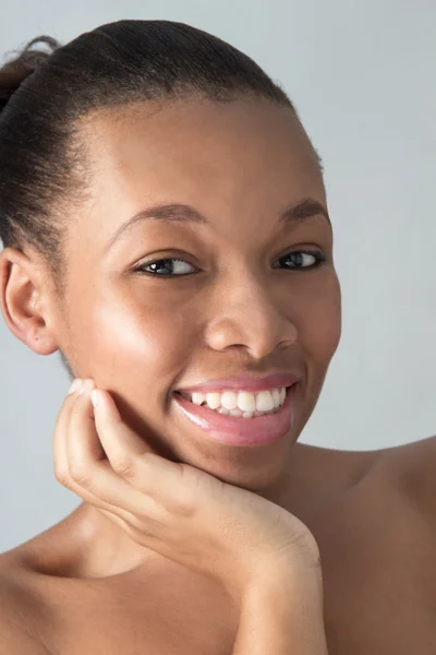 Genç Afro-Amerikan stüdyoda kadın gülümsüyor — Stok fotoğraf