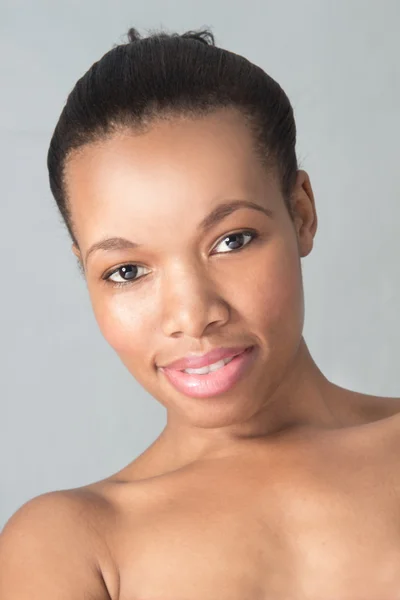 Vértes természetes látszó afrikai-amerikai nő — Stock Fotó