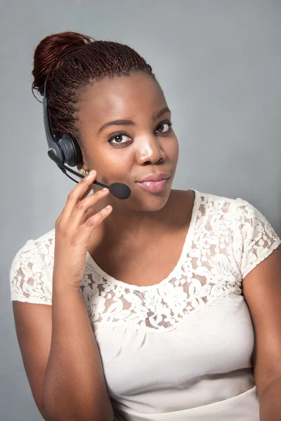 Agente de call center confiante falando — Fotografia de Stock